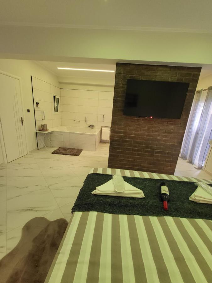 Romantic Deluxe Svite Wise Jacuzzi And Sauna アテネ エクステリア 写真