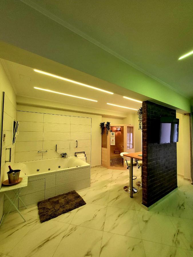 Romantic Deluxe Svite Wise Jacuzzi And Sauna アテネ エクステリア 写真