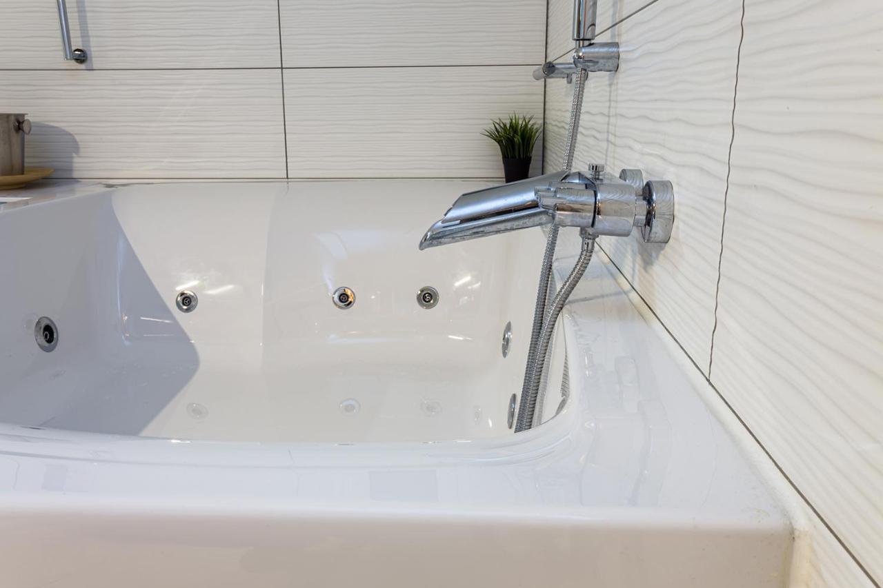 Romantic Deluxe Svite Wise Jacuzzi And Sauna アテネ エクステリア 写真